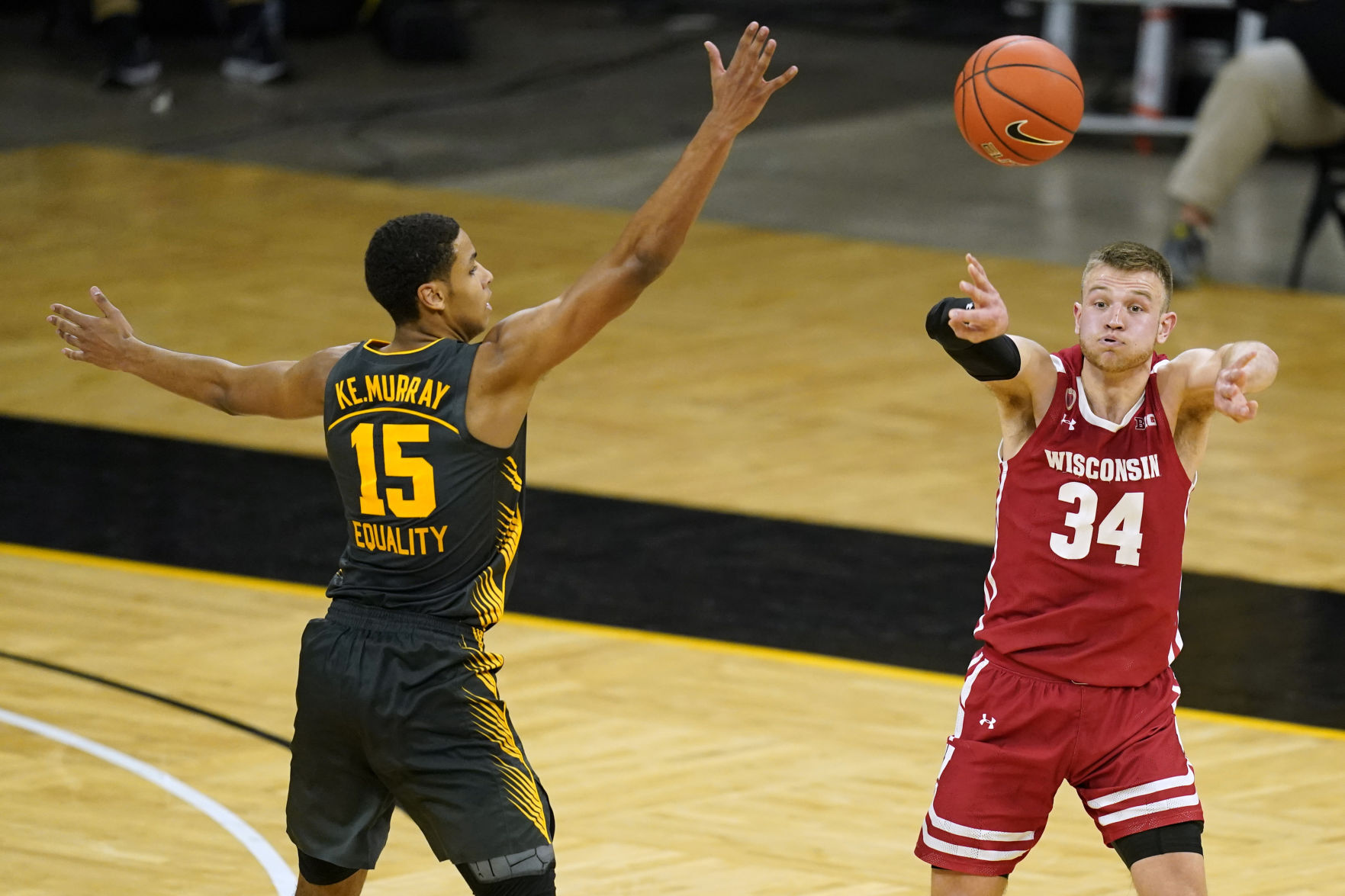 Iowa 77, UW 73